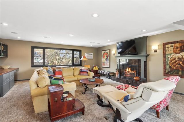 1214 W Gregory Boulevard, Kansas City, MO 64114