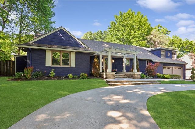 1214 W Gregory Boulevard, Kansas City, MO 64114