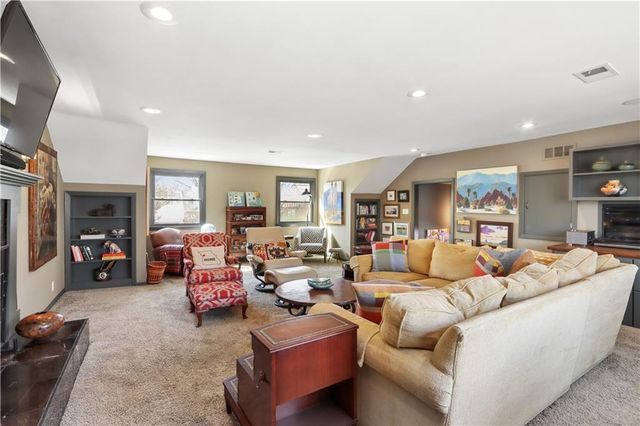 1214 W Gregory Boulevard, Kansas City, MO 64114