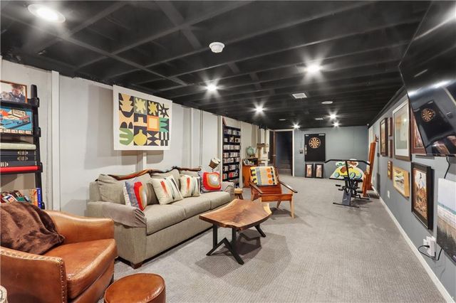 1214 W Gregory Boulevard, Kansas City, MO 64114
