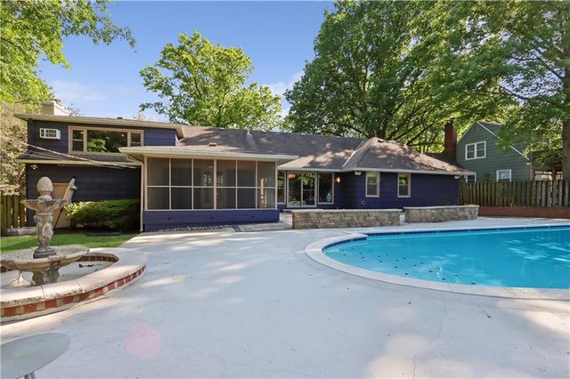 1214 W Gregory Boulevard, Kansas City, MO 64114