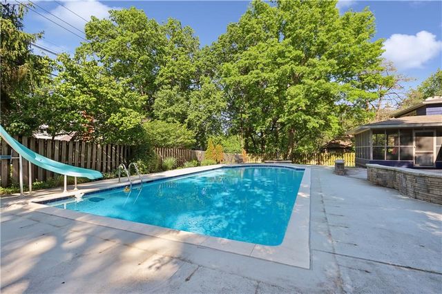 1214 W Gregory Boulevard, Kansas City, MO 64114