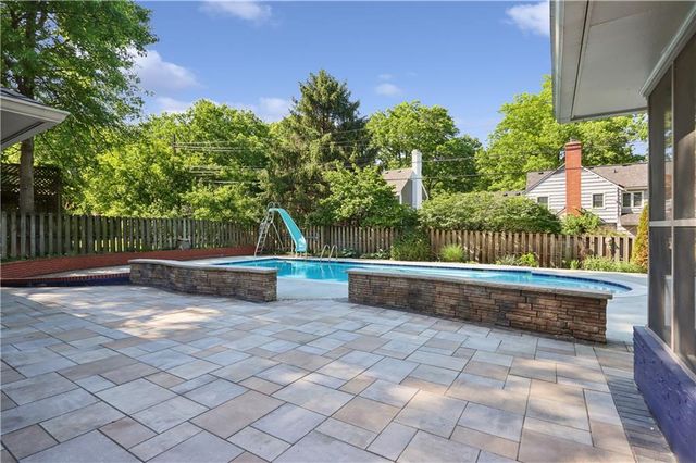 1214 W Gregory Boulevard, Kansas City, MO 64114