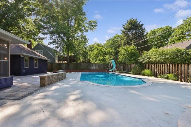 1214 W Gregory Boulevard, Kansas City, MO 64114