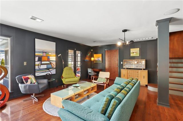 1214 W Gregory Boulevard, Kansas City, MO 64114