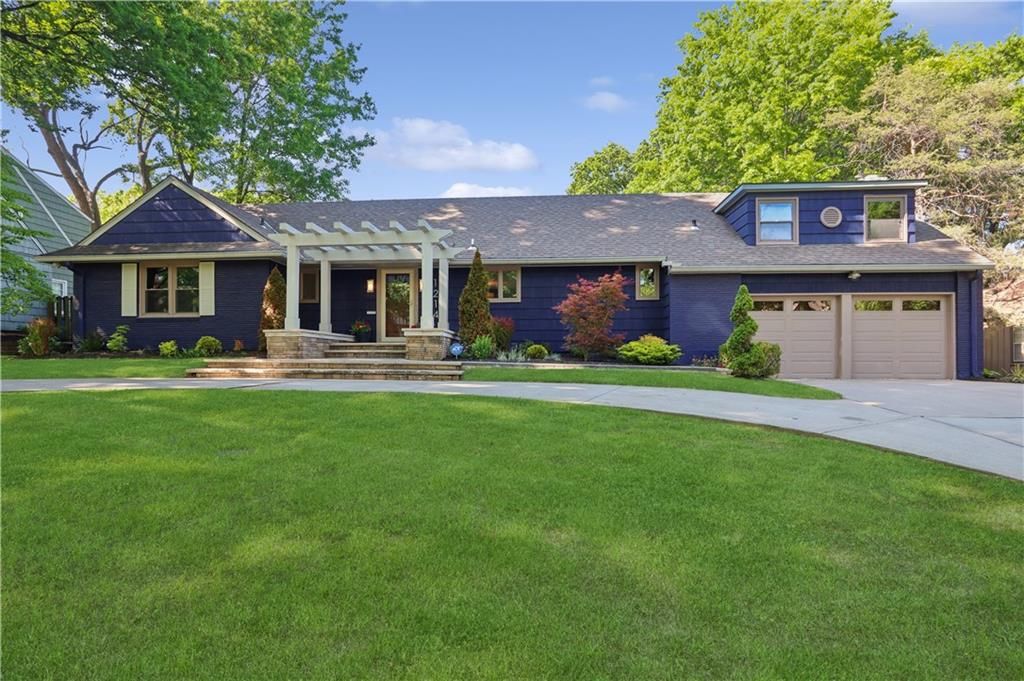 1214 W Gregory Boulevard, Kansas City, MO 64114