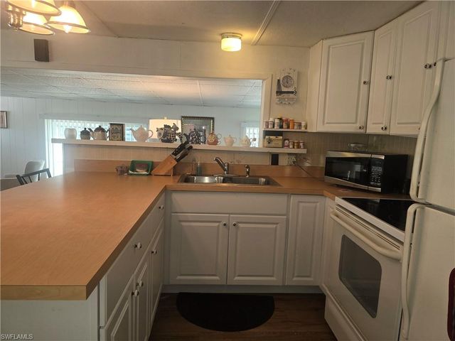 99 Moorhead MNR # 99, Naples, FL 34112