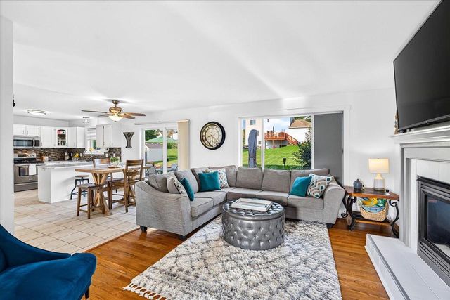912 Questa Ridge Trail, Verona, WI 53593
