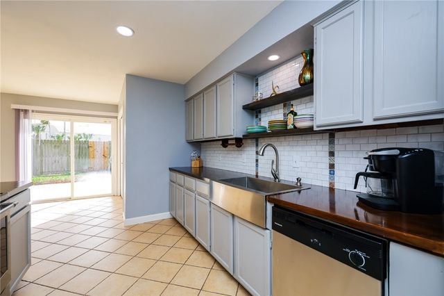 6371 Fitzhugh Dr, Corpus Christi, TX 78414