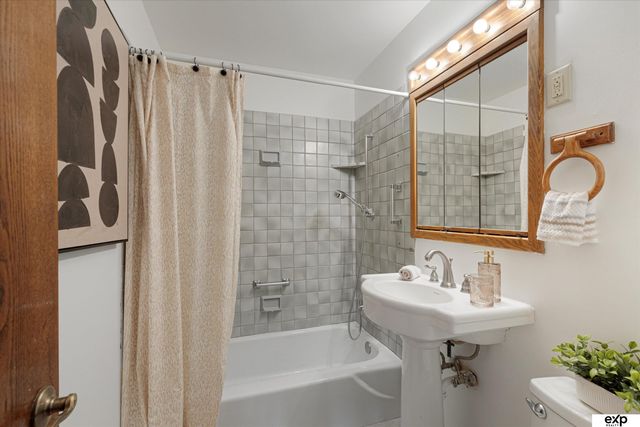 6901 S 78th Street, La Vista, NE 68128