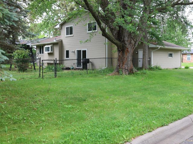 1081 Cedarwood Drive, Woodbury, MN 55125