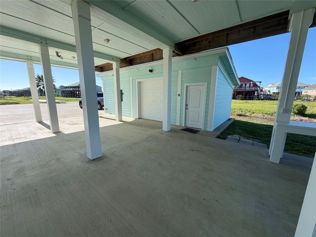 926 Surfside Drive, Crystal Beach, TX 77650