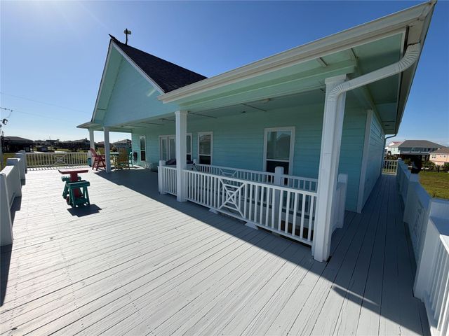 926 Surfside Drive, Crystal Beach, TX 77650