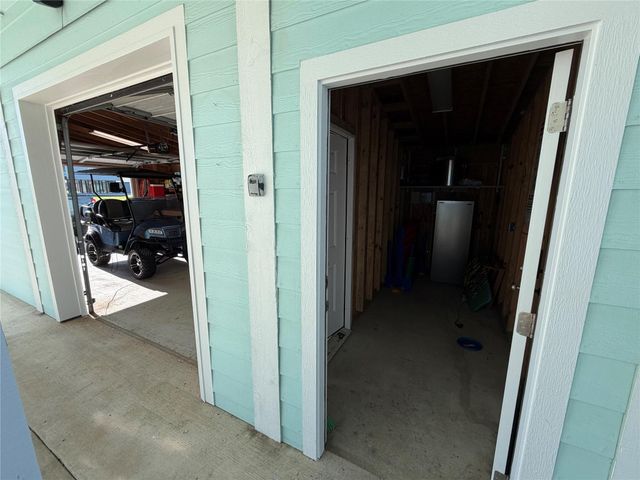 926 Surfside Drive, Crystal Beach, TX 77650