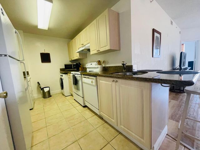 2040 Greenview Shores Boulevard 221, Wellington, FL 33414