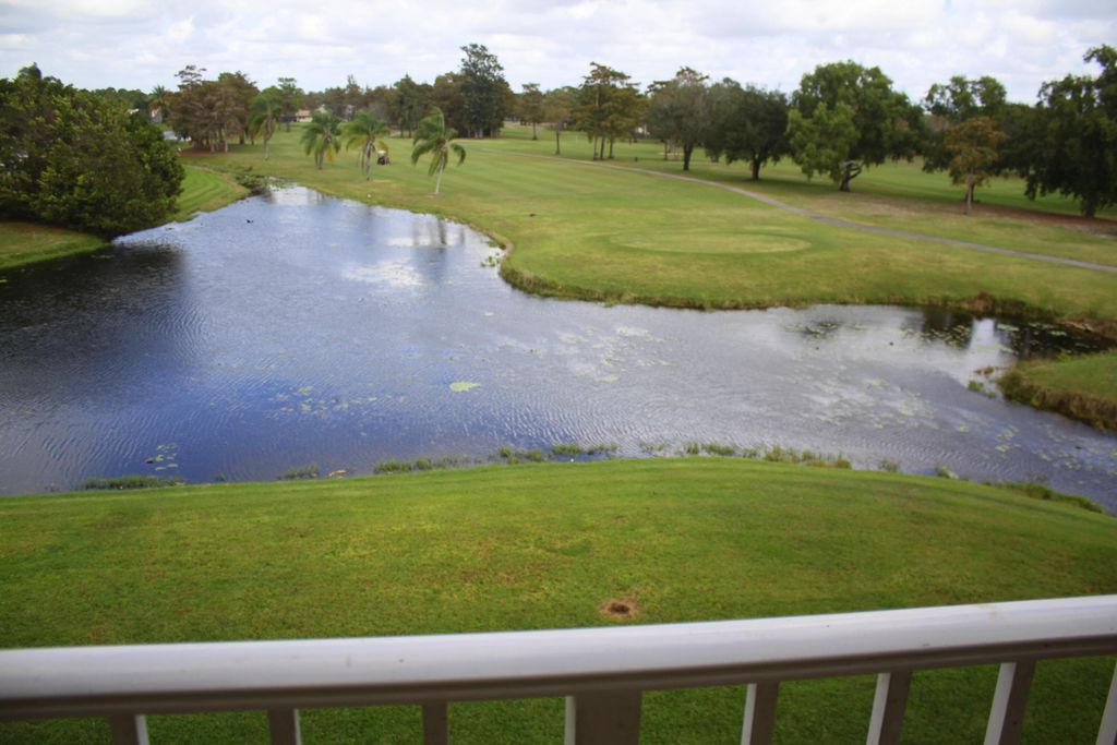 2040 Greenview Shores Boulevard 221, Wellington, FL 33414