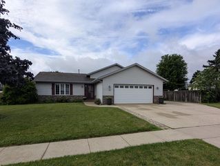 333 S Creek DRIVE, Elkhorn, WI 53121