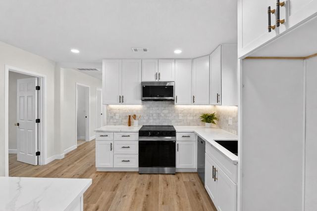3217 43rd St, Sacramento, CA 95817
