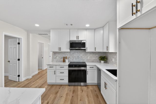 3217 43rd St, Sacramento, CA 95817