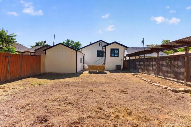 3217 43rd St, Sacramento, CA 95817