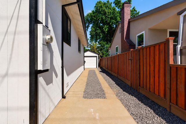 3217 43rd St, Sacramento, CA 95817