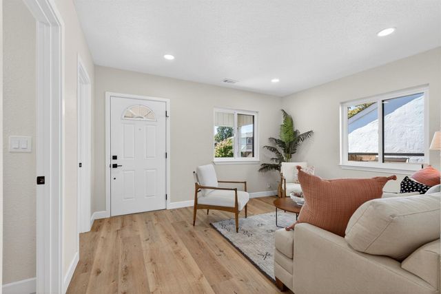 3217 43rd St, Sacramento, CA 95817
