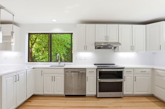 365 Kearney Circle, Manchester, NH 03104