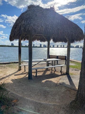 111 Shore Court 305-C, North Palm Beach, FL 33408