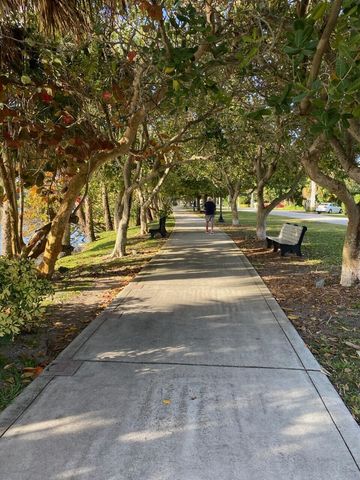 111 Shore Court 305-C, North Palm Beach, FL 33408