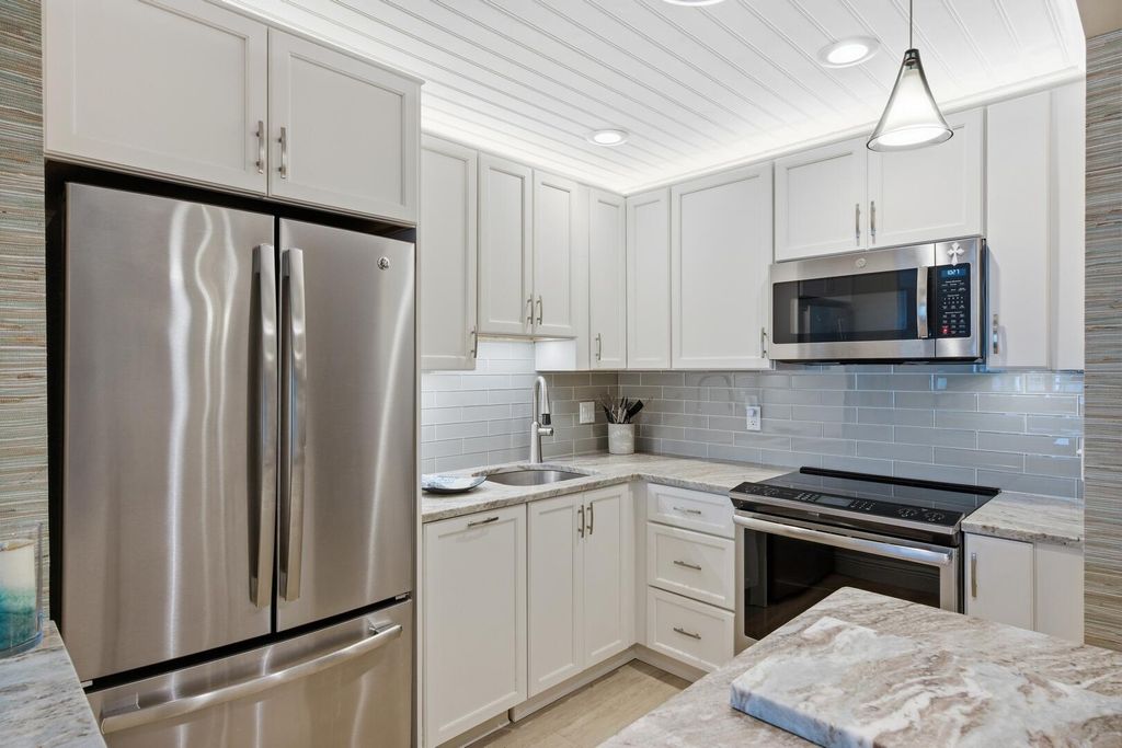 111 Shore Court 305-C, North Palm Beach, FL 33408