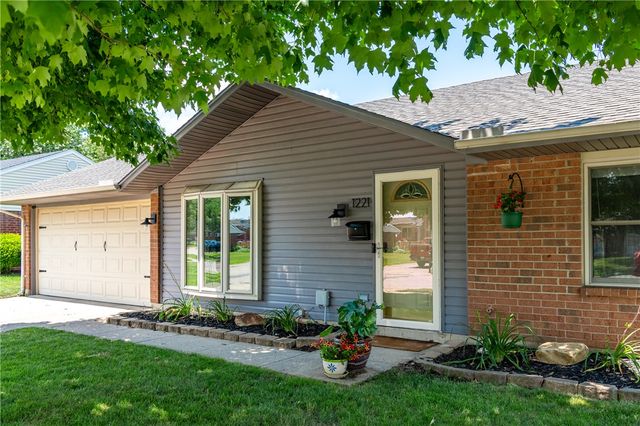 1221 Warwick Drive, Miamisburg, OH 45342