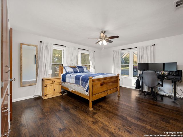 1407 6th, Floresville, TX 78114