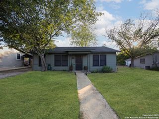 1407 6th, Floresville, TX 78114