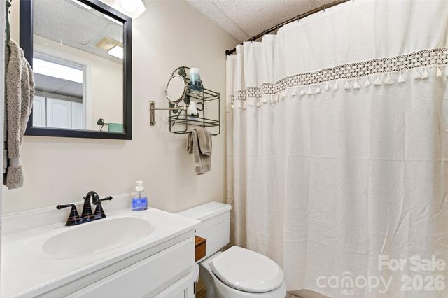 334 Harbor Lake Road, Newland, NC 28657