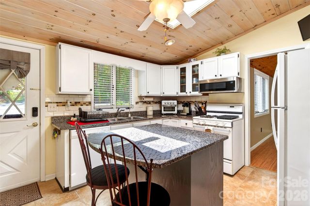 334 Harbor Lake Road, Newland, NC 28657