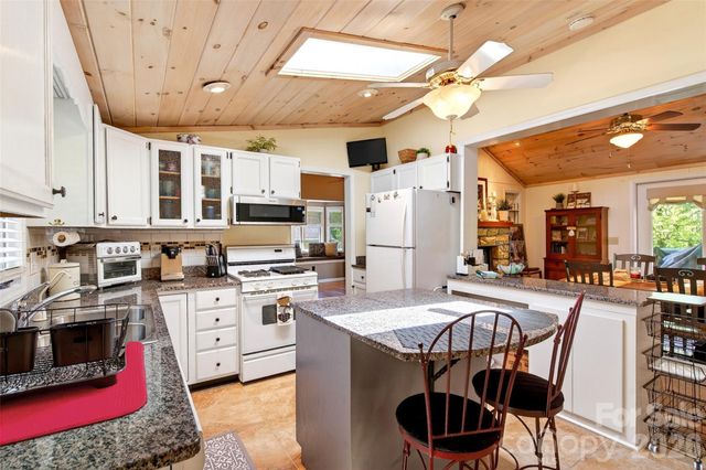 334 Harbor Lake Road, Newland, NC 28657