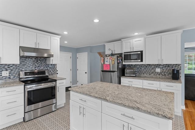 10 Wesley Dr, Leicester, MA 01524