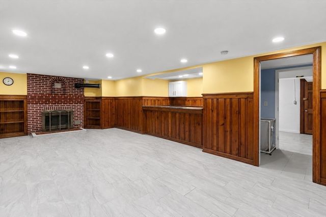 10 Wesley Dr, Leicester, MA 01524