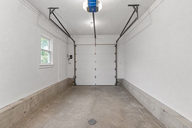 10 Wesley Dr, Leicester, MA 01524