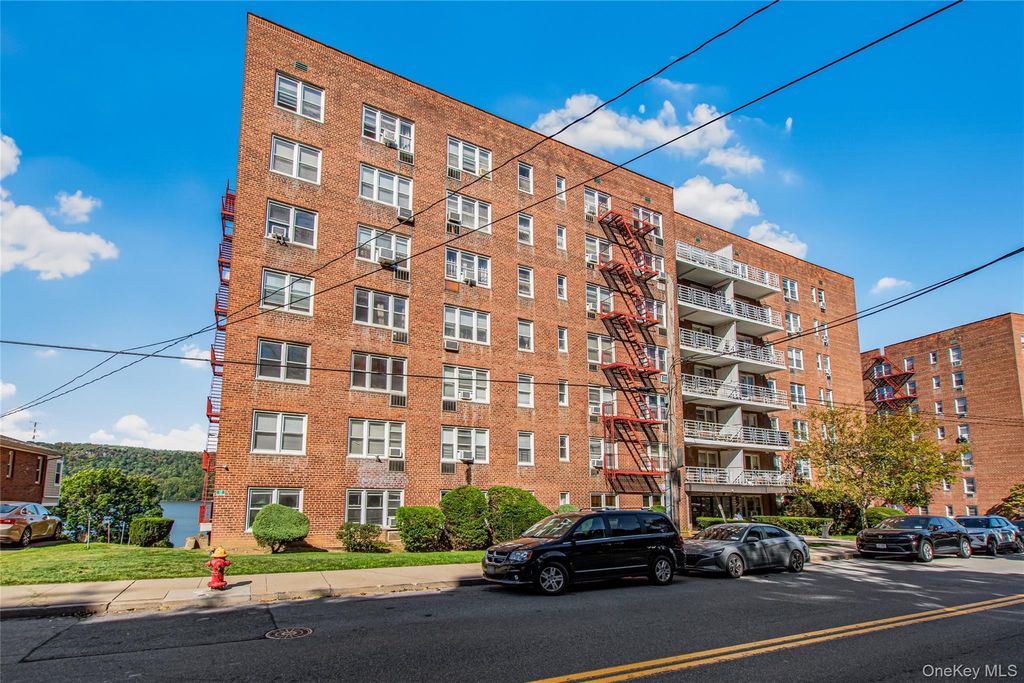 679 Warburton Avenue 2R, Yonkers, NY 10701