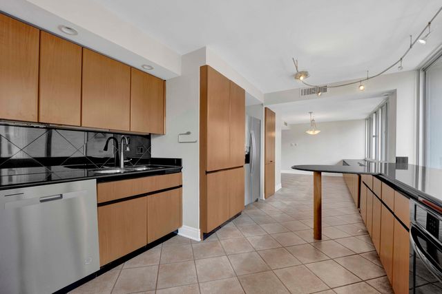 1 E Schiller Street 12A, Chicago, IL 60610