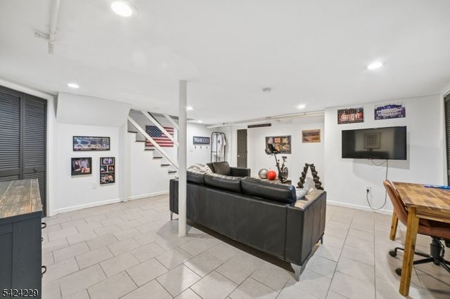 44 Pine St, West Orange Twp., NJ 07052