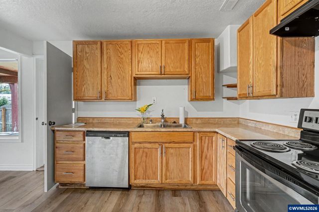 407 Jersey St, Silverton, OR 97381