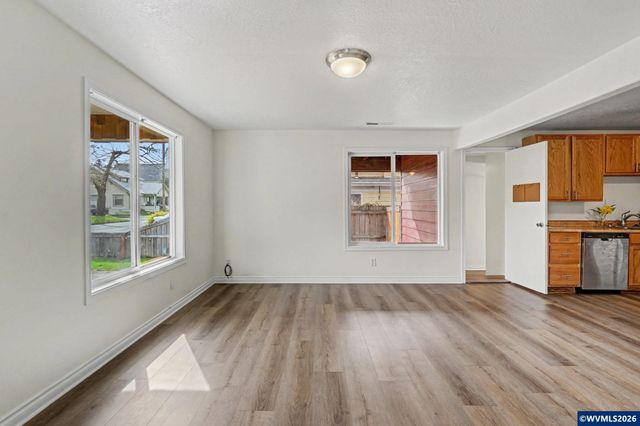 407 Jersey St, Silverton, OR 97381