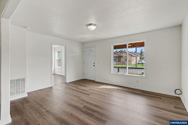 407 Jersey St, Silverton, OR 97381