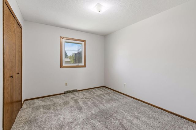 967 Sibley Street S, Shakopee, MN 55379