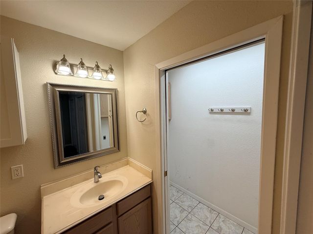 505 E Calhoun Street, El Campo, TX 77437