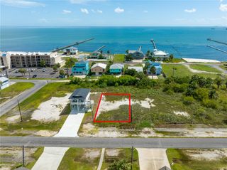 1112 S Magnolia St, Rockport, TX 78382