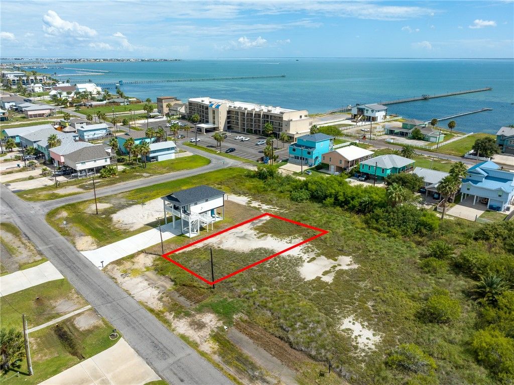 1112 S Magnolia St, Rockport, TX 78382 — photo 2