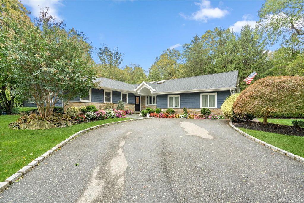 14 S Hollow Road, Dix Hills, NY 11746